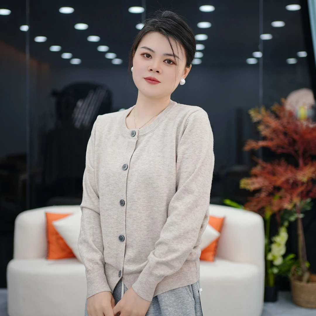 【艾娜严选】2025春季长袖圆领时尚针织衫毛衣外搭纯色开衫百搭