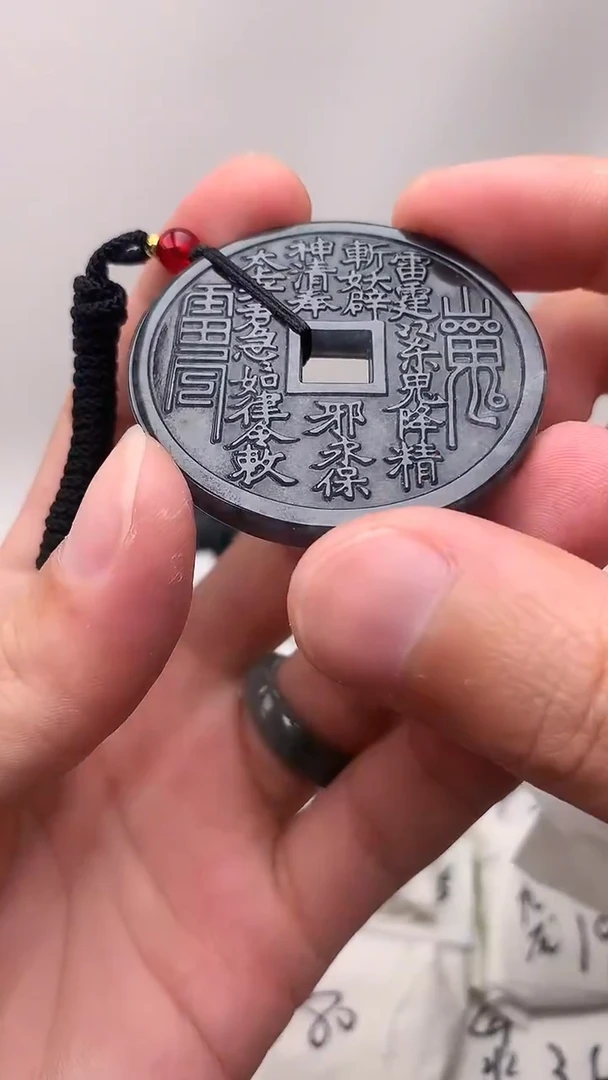 颈饰未镶嵌翡翠山鬼