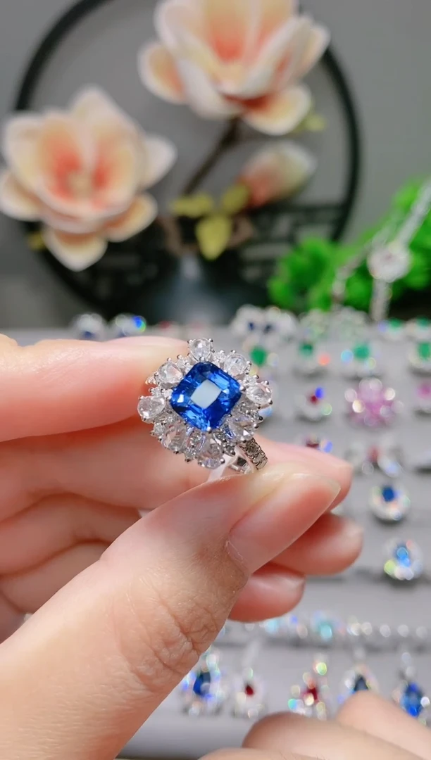 18K金戒指蓝宝石18K金镶嵌.