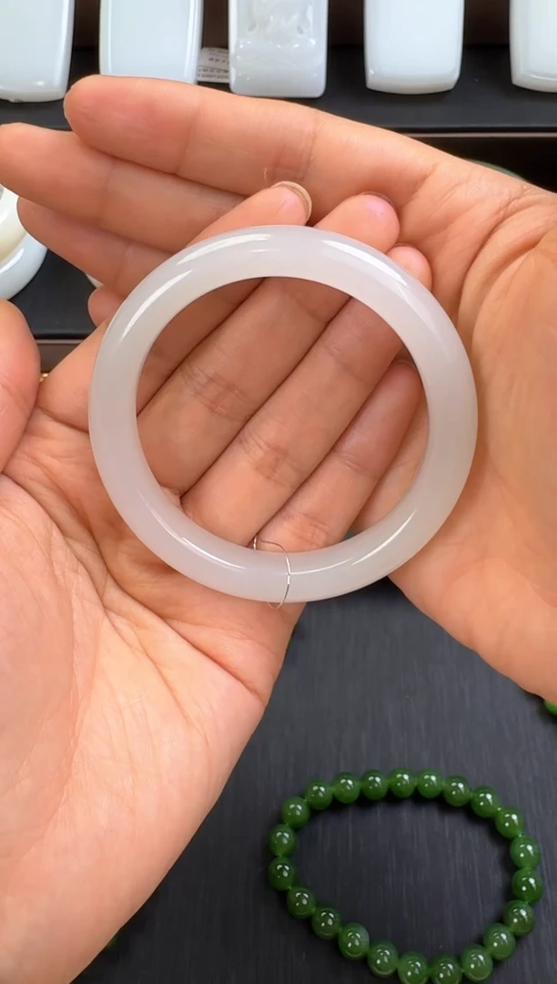 未镶嵌手镯和田玉手镯