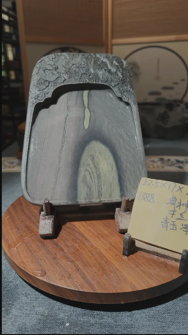 【闪购商品】9寸青玉冻点睡梅花坑带木盒