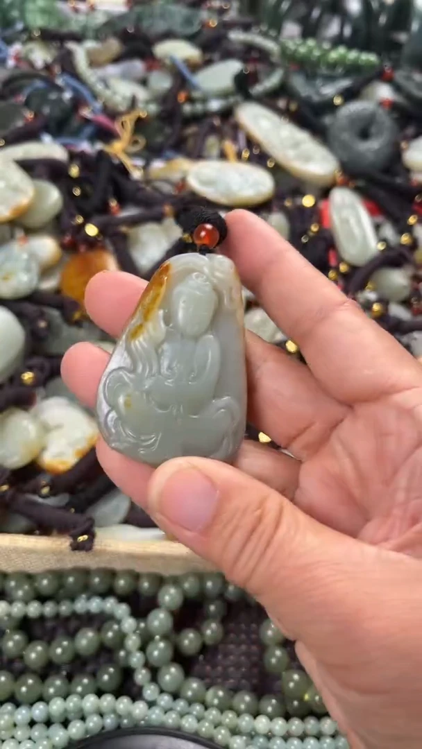 【闪购商品】和田玉颈饰未镶嵌多样性发货没有证书，拍一发一.有瑕