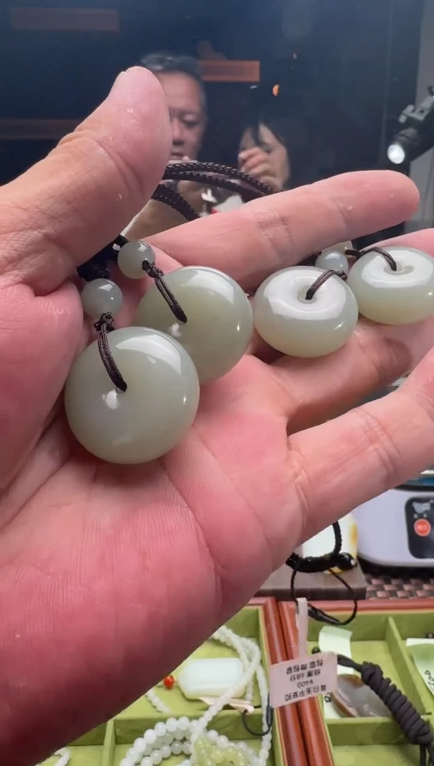 和田玉未镶嵌吊坠(赠链)且末料青白玉平安扣多样性发其一