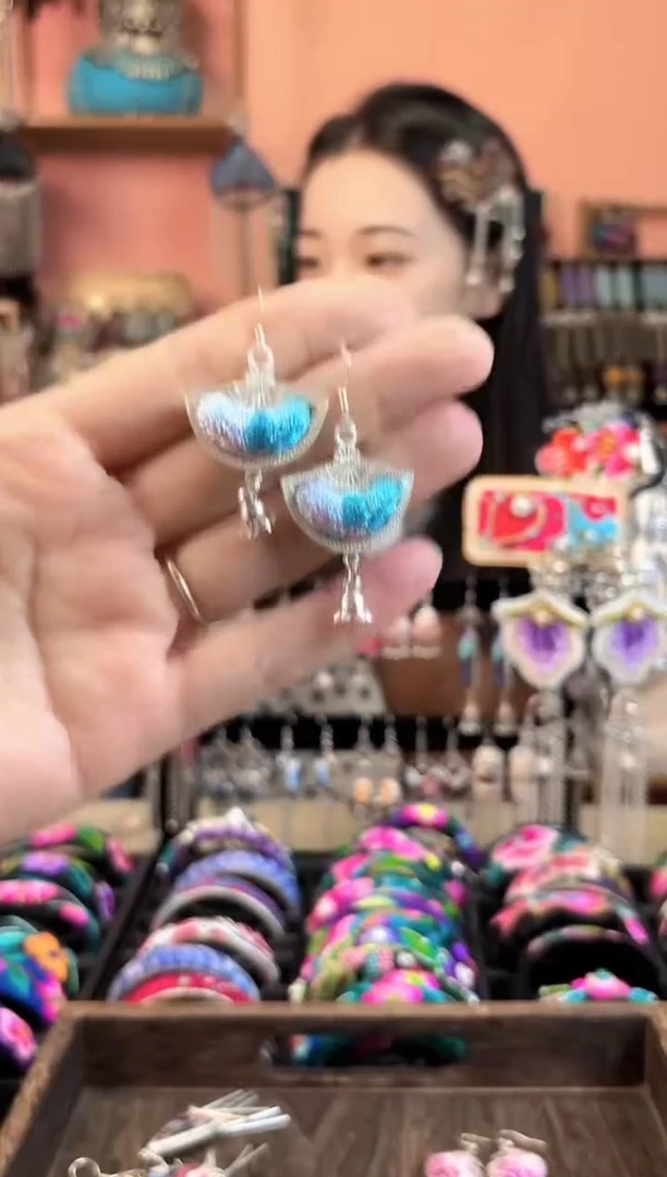 织绣手工艺饰品112