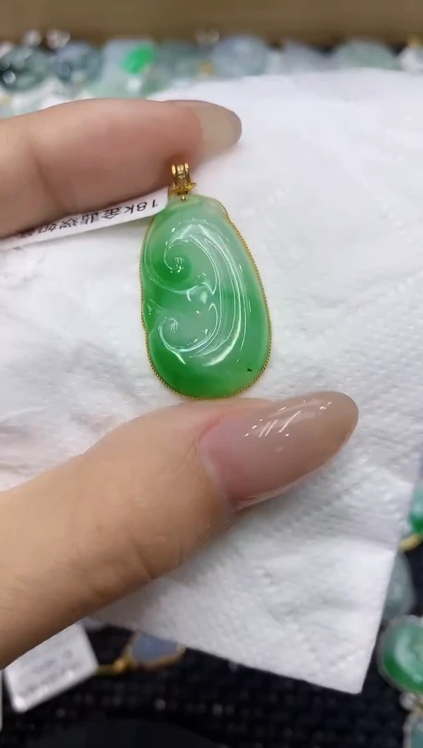 翡翠18K金镶嵌颈饰111111111111