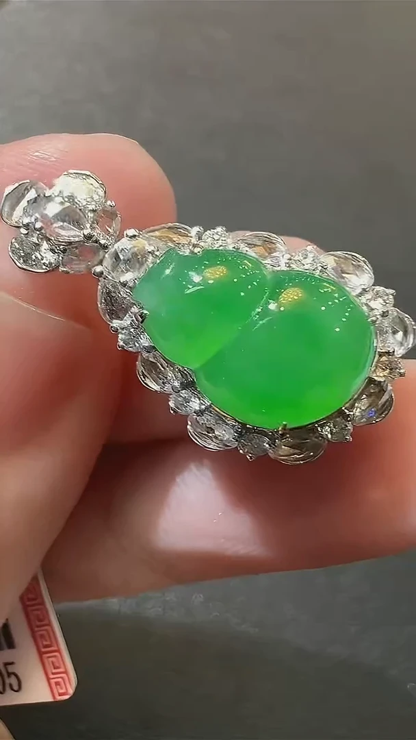 颈饰18K金镶嵌翡翠天然A货翡翠