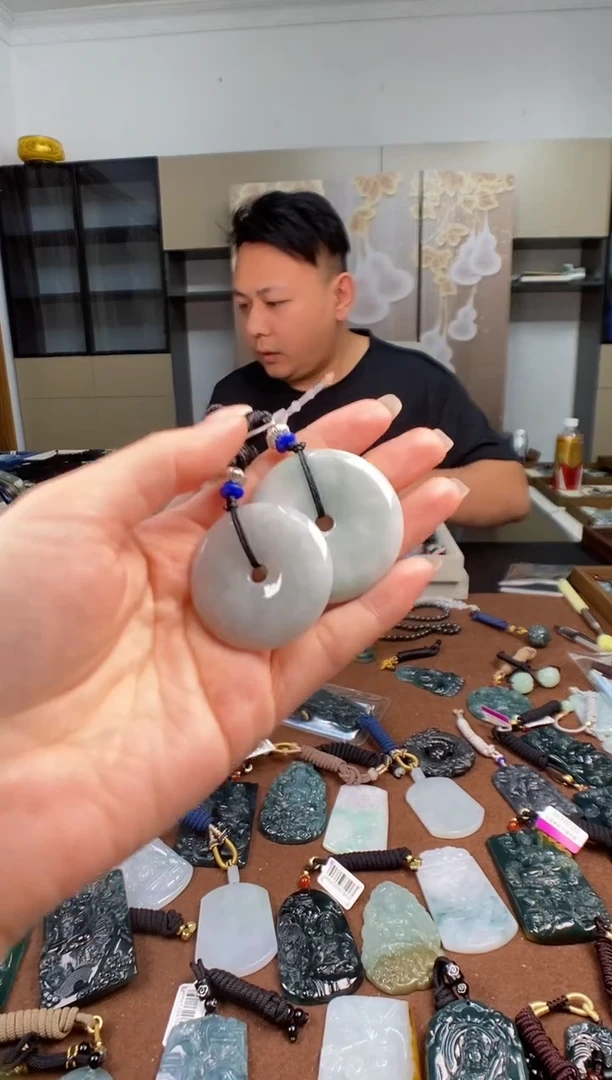 颈饰未镶嵌翡翠 多样性发其一