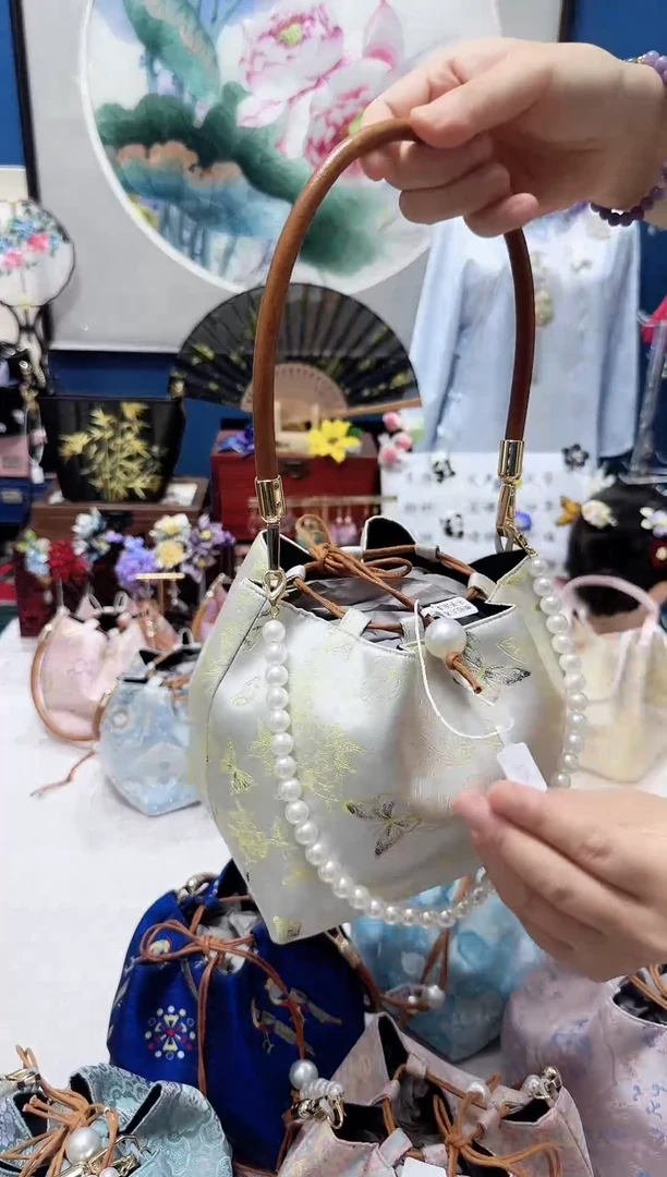织绣l****n国风美物非遗手工包包