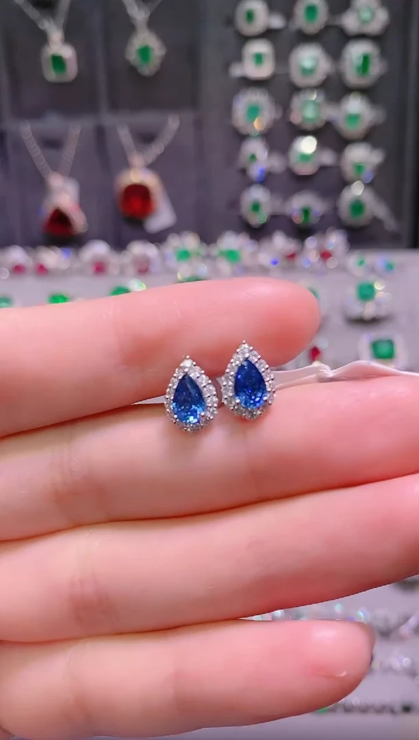 18K金耳饰蓝宝石18K金镶嵌.