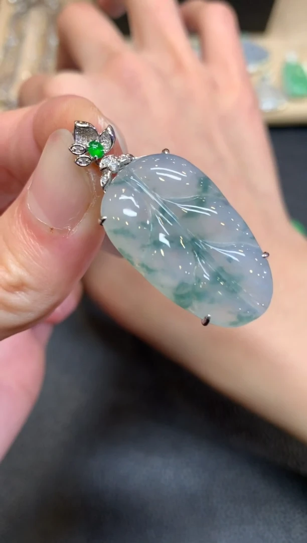 【闪购商品】翡翠颈饰18K金镶嵌叶子【无服务费】