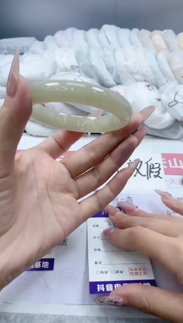 【闪购商品】石英质玉手镯未镶嵌215/60.3