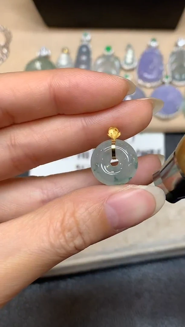 颈饰18K金镶嵌翡翠平安扣【无服务费