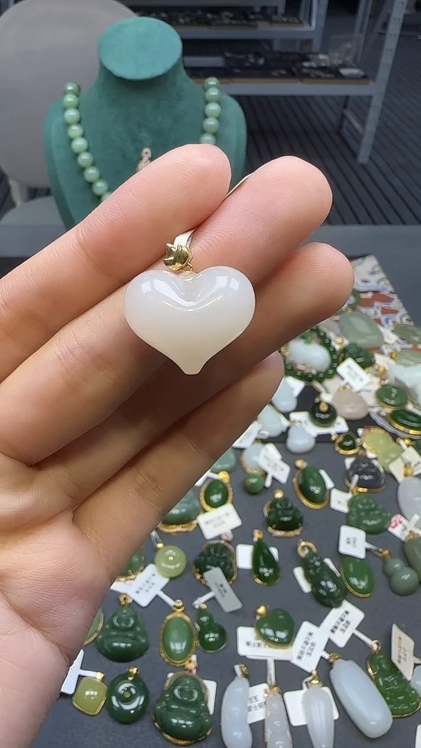 18K金镶嵌和田玉挂件1