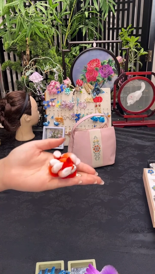 织绣一****靖非遗手工苏绣饰品