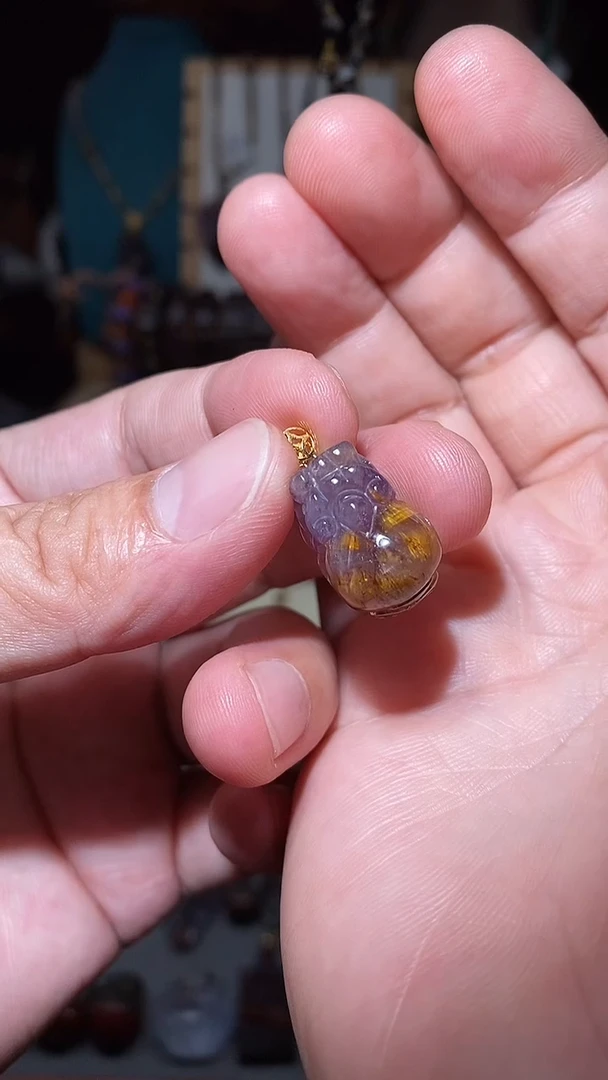 18K金镶嵌颈饰水晶极光貔貅