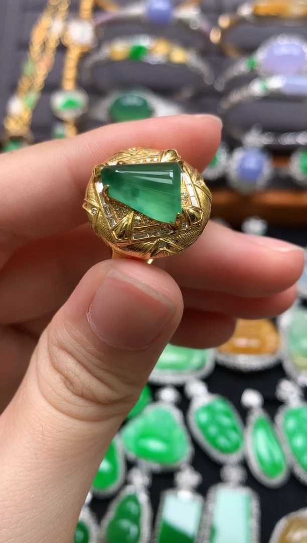 18K金镶嵌戒指翡翠戒指