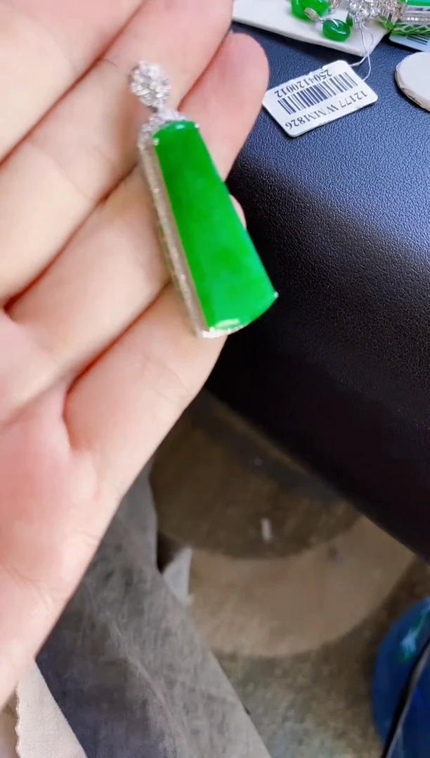 颈饰18K金镶嵌翡翠无事牌