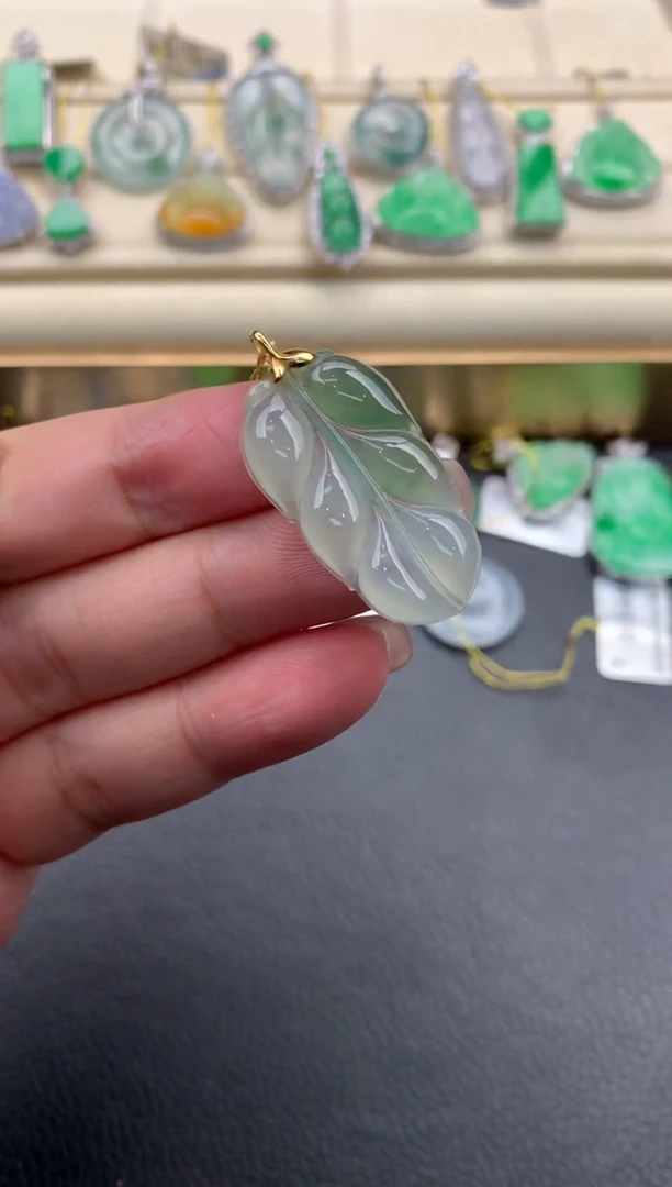 翡翠18K金镶嵌颈饰A559