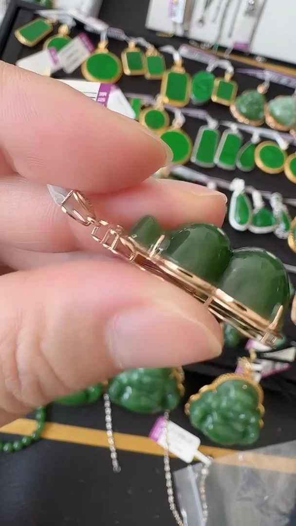 颈饰18K金镶嵌和田玉荣倩