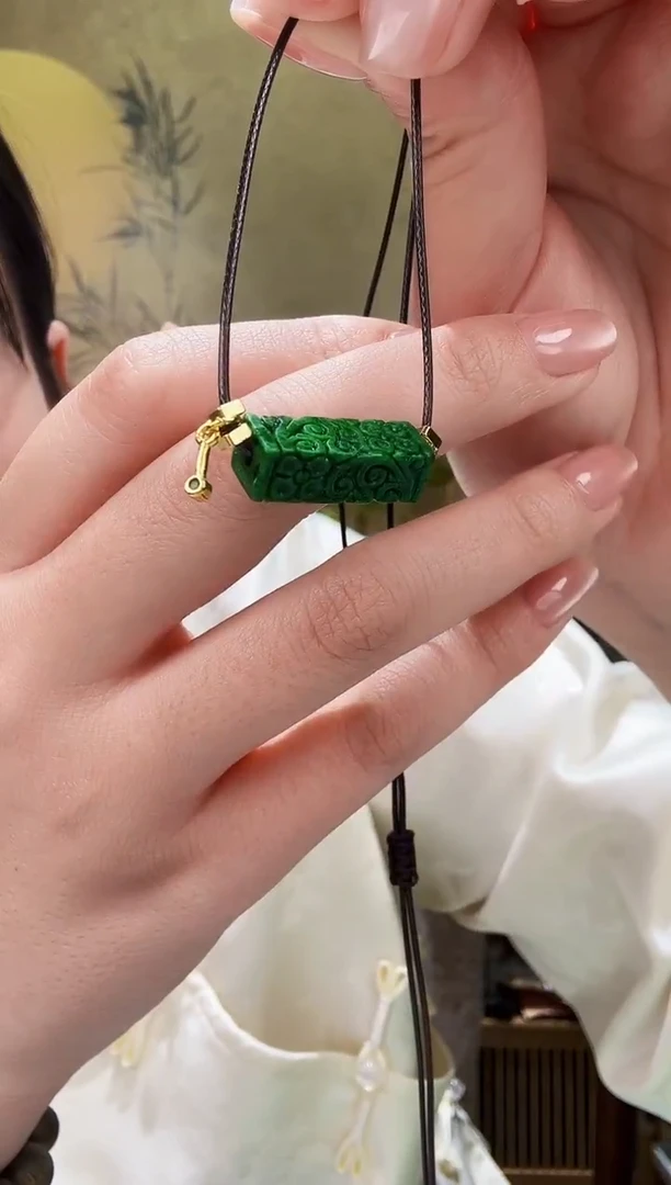 颈饰未镶嵌翡翠吊坠