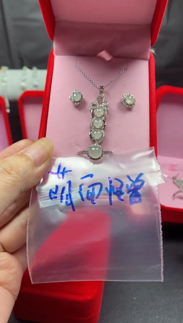 未镶嵌戒指翡翠?***兽翡翠吊坠