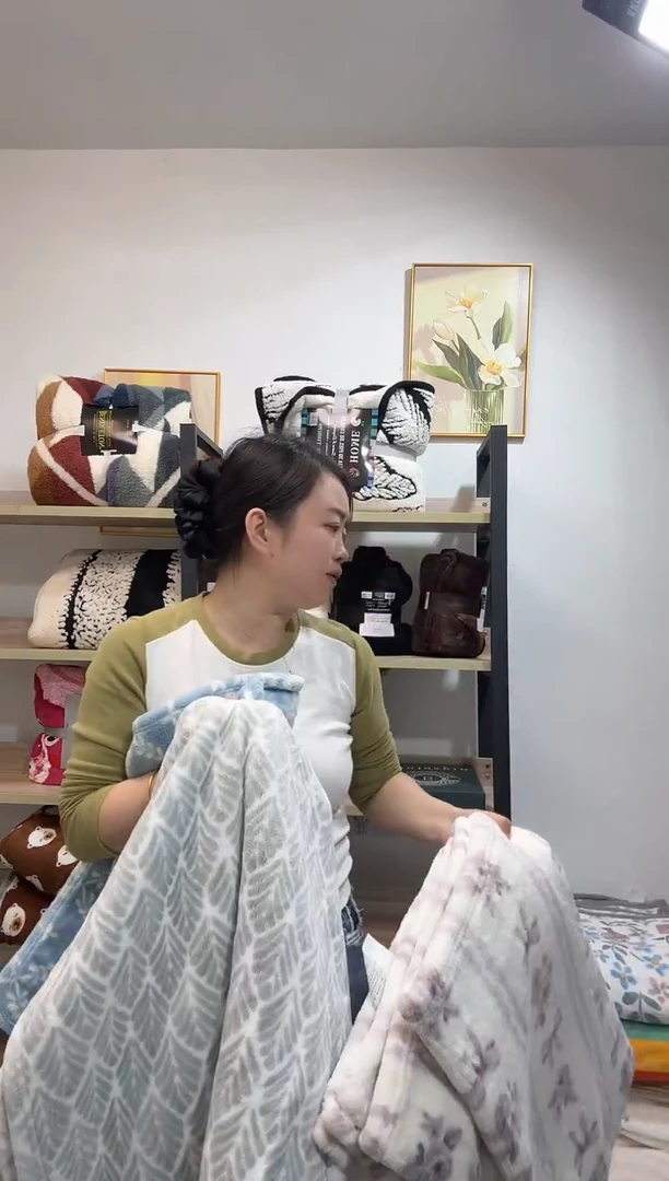 聚酯纤维120*150午休毯颜色随机