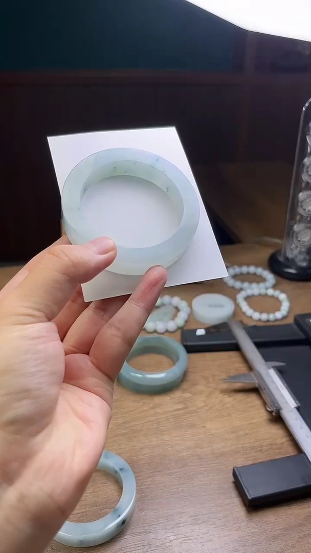 未镶嵌手镯定制翡翠小**?定制