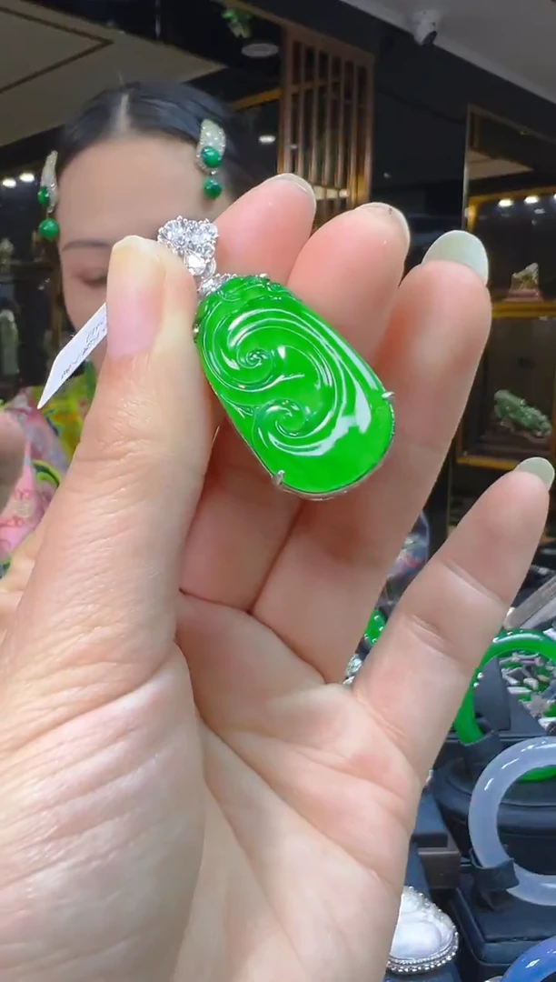 吊坠(赠链)银S925镶嵌翡翠031(多样性发货发其一)