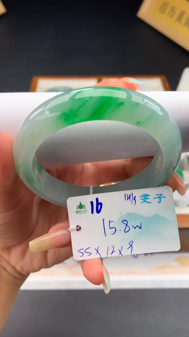 未镶嵌手镯翡翠自带#送人#，联系客服核对地址~