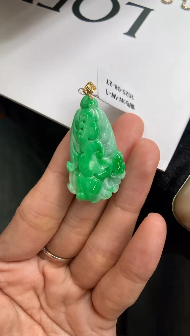 颈饰18K金镶嵌翡翠白菜