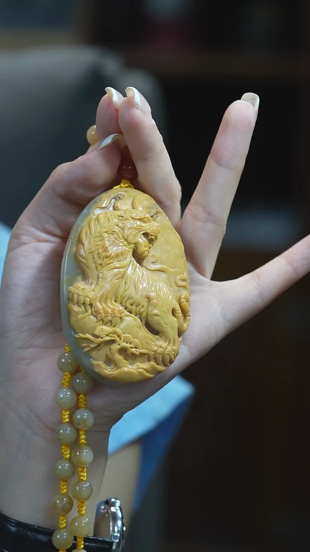 和田玉未镶嵌颈饰虎牌