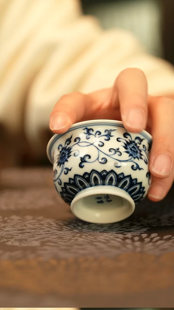 中式仿明青花缠枝莲小炉式