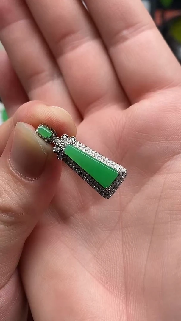 颈饰18K金镶嵌翡翠无事牌