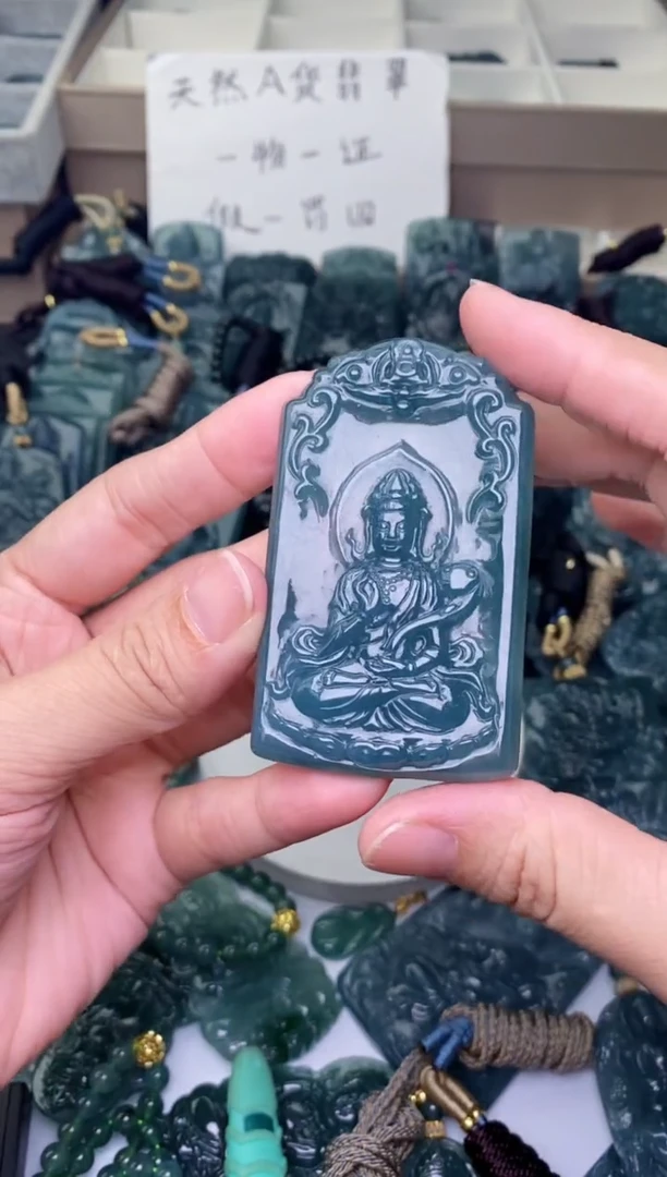 颈饰未镶嵌翡翠