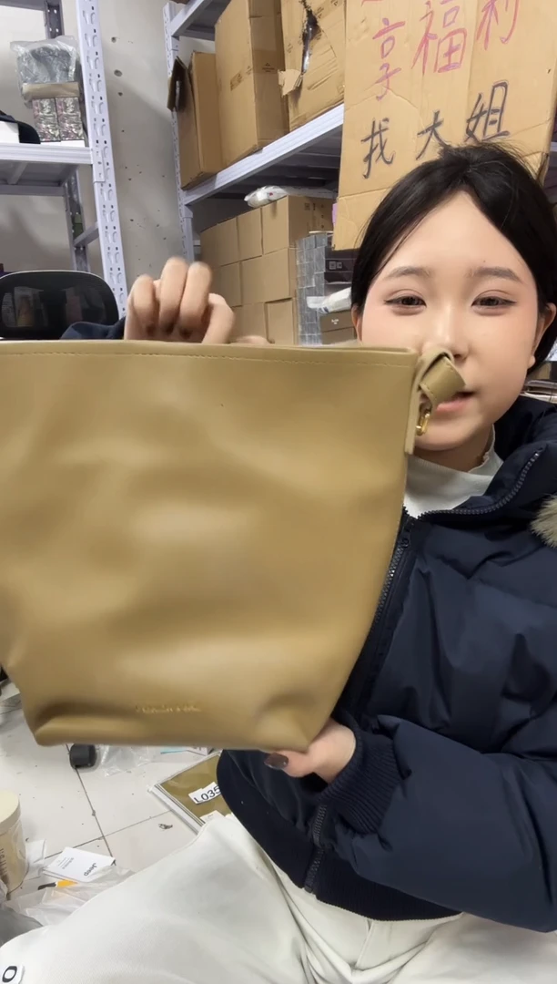 PVC点点小红心 关注主播