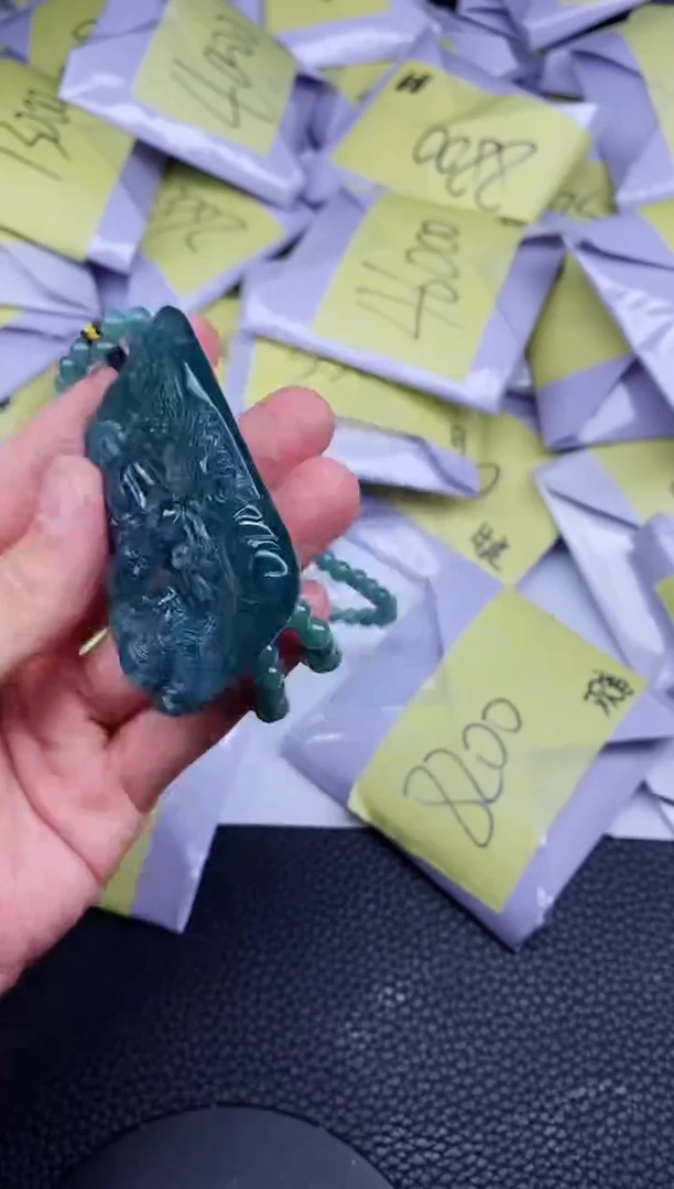 翡翠未镶嵌颈饰