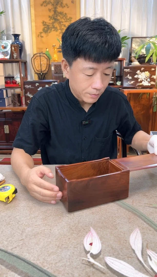 红酸枝木类成套家具大红酸枝 嵌螺钿竹报平安纸巾盒