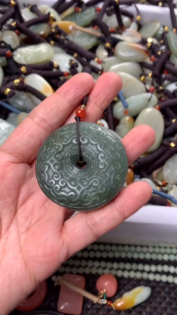 【闪购商品】和田玉颈饰未镶嵌多样性发货没有证书.拍一发一，有瑕