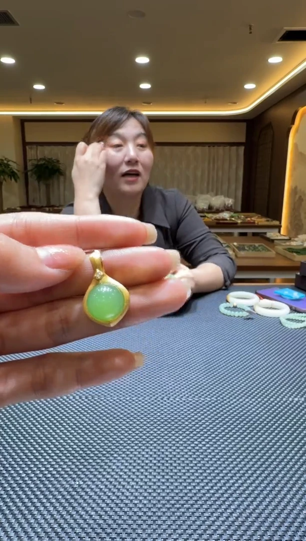 颈饰未镶嵌和田玉挂件