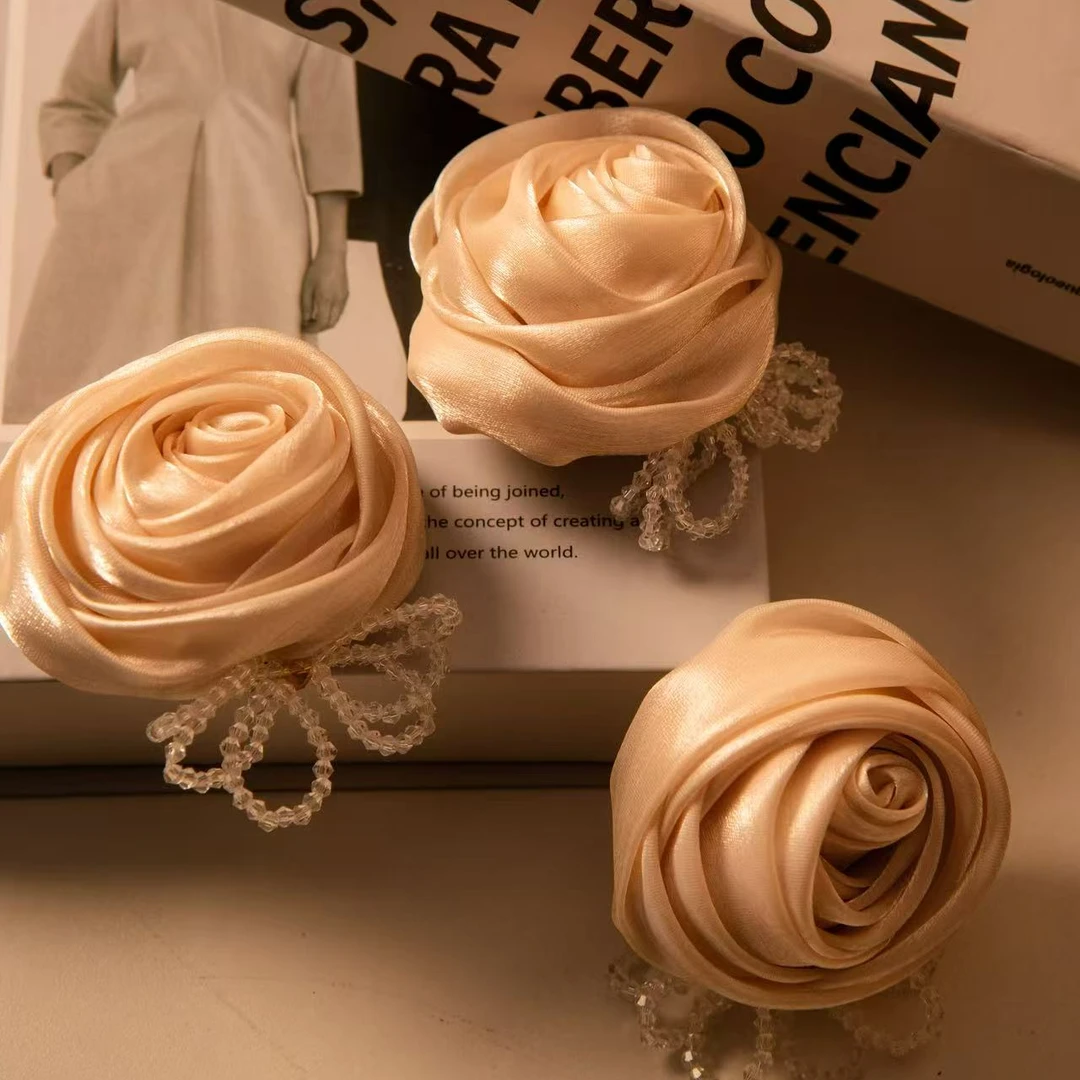 精致立体玫瑰花水晶蝴蝶结带别针AZ717