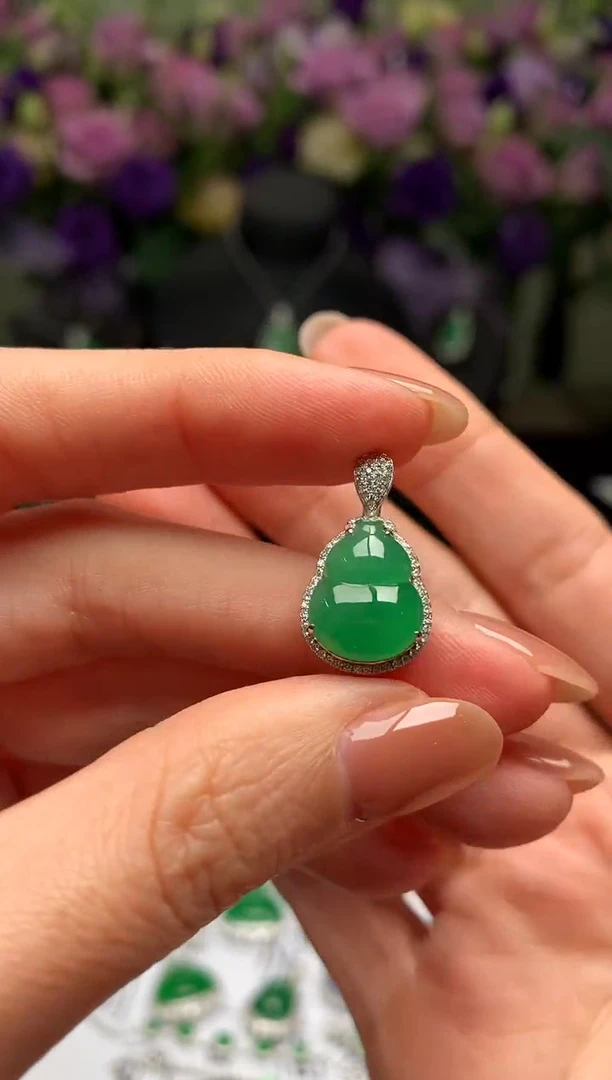 颈饰18K金镶嵌翡翠葫芦