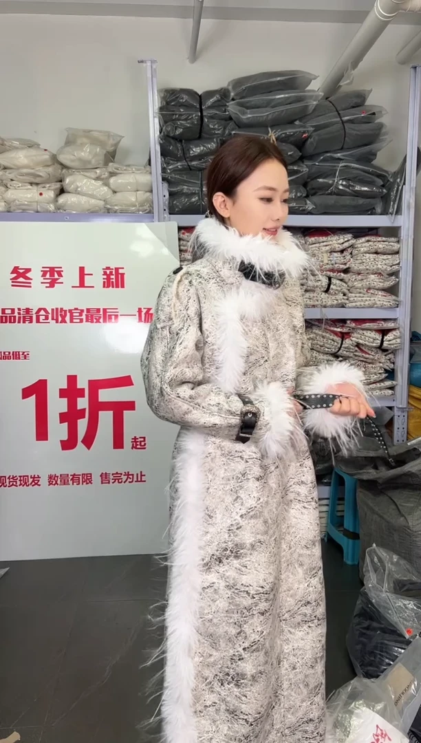 白色皮毛一体缺一颗扣子    S