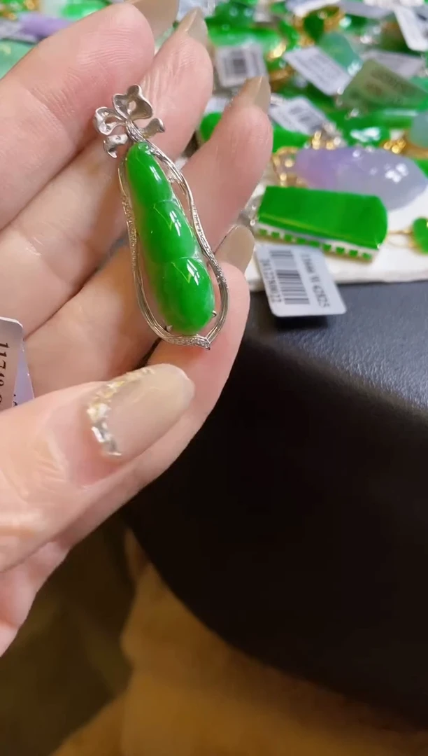 【闪购商品】翡翠颈饰18K金镶嵌豆