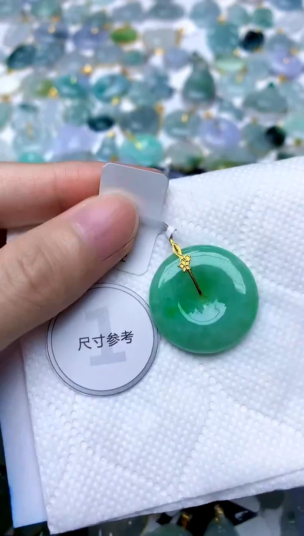 颈饰18K金镶嵌翡翠天然A货翡翠