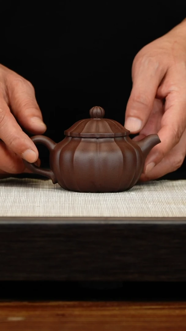 茶壶紫砂紫泥经纹莲子