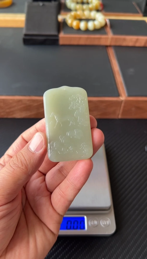 【闪购商品】和田玉吊坠(赠链)未镶嵌且末微色差近矿