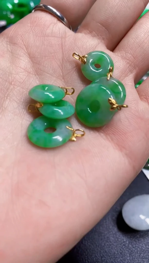 颈饰18K金镶嵌翡翠多样性发货发1个