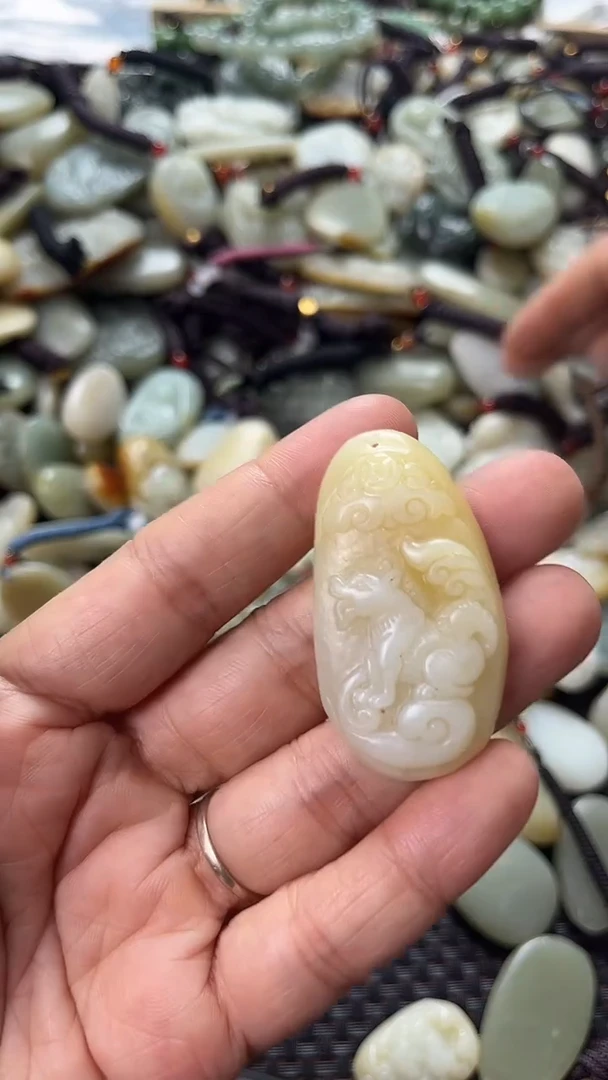 和田玉未镶嵌颈饰（多样性发一件）没有证书有瑕