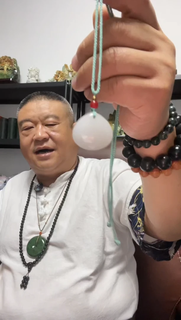 吊坠(赠链)未镶嵌石英质玉板栗吊坠