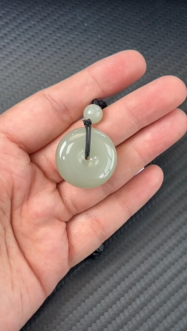 吊坠(赠链)未镶嵌和田玉且末微色差近矿